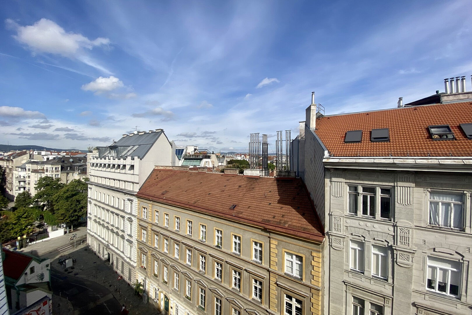 Immobilienverwaltung mit Rubinus Immobilien, am Bild zu sehen drei schöne Altbauten in Wien an einem sonnigen Tag